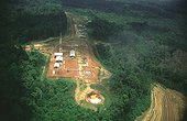 Exploitation de pétrole en forêt primaire au Gabon
