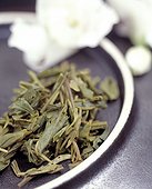 Feuilles de thé vert Lung Ching dans une assiette ; Page 47 du livre