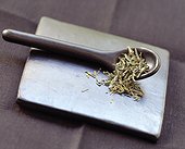 Thé vert chinois Lung Ching dans une cuillère ; Page 73 du livre
