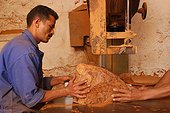 Sciage d'une loupe de thuya Essaouira Maroc