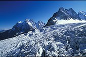 Séracs du Glacier blanc dans le  Massif du Pelvoux France ; Visibles : Pic et col de La Grande Sagne