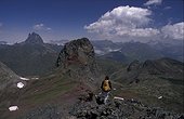Randonnée dans les volcans d'Ossau et Anayet Pyrénées France ; Grès rouge et andésite