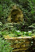 Fontaine en pierre sèche aux Jardins de l'Albarède en été