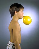 Respiration garçon expirant dans un ballon ; Les poumons sont vides