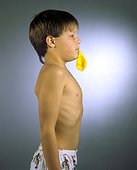 Respiration garçon inspirant dans un ballon ; Les poumons sont vides