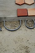 Construction of a flagstone in straw of hemp lime and sand ; Mix hemp, lime and sand to obtain a natural cement acting as heat insulator, phonic and accoustic.