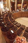 Boutique du chocolatier Debauve et Gallais, rue des Saints-Pères, fond&ée en 1800 et monument historique. Reportage : Toute la féérie des grands chocolatiers parisiens