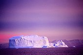 Iceberg pendant la nuit estivale à Sydkap Groenland