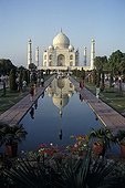 Tajmahal majestueux derrière le plan d'eau Inde ; Localité : Agra
