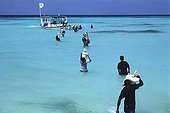 Déchargement de sacs de sable pour la protection de la plage