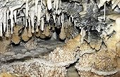 Alcôve concrétionnée en période d'étiage Pyrénées orientales ; Concrétionnement des stalactites plongeant dans un gours, ce phénomène se produit en période de hautes eaux