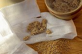 Preparation of a poultice made from mustard ; To relieve the airways