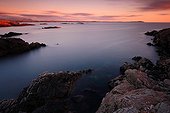 Rivage rocheux de Scourie au crépuscule Ecosse ; @ Highlands