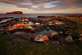 Rivage rocheux au soleil couchant Eshaness Shetland ; Localité : Dore Holm.