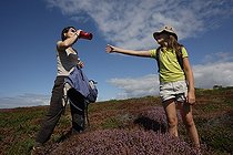 Promeneuses faisant une pause boisson dans un lande France