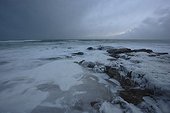 Ecume sur le rivage rocheux du Morbihan France