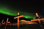 Cimetière d'Ittoqqorttoormiit et aurore boréale Groenland