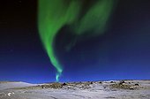 Aurore boréale pendant une nuit de pleine lune Groenland ; Nuit polaire.