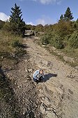Naturalists observing footprints of Sauropod Dinosaurs ; Roger Moretti, membre of SDNO. <br>This site is perhaps the largest in the world for the footprints of sauropods.