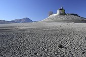 Chapelle Saint-Michel dans le lac de Serre-Ponçon France ; Lorsque le niveau de l'eau du lac baisse, la chapelle Saint-Michel est accessible à pieds, alors qu'en temps normal, elle est entourée d'eau.
