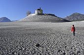 Chapelle Saint-Michel dans le lac de Serre-Ponçon France ; Lorsque le niveau de l'eau du lac baisse, la chapelle Saint-Michel est accessible à pieds, alors qu'en temps normal, elle est entourée d'eau.