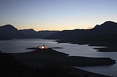 Chapelle Saint-Michel dans le lac de Serre-Ponçon France ; Lorsque le niveau de l'eau du lac baisse, la chapelle Saint-Michel est accessible à pieds, alors qu'en temps normal, elle est entourée d'eau.