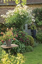House and large courtyard Gardens Roquelin France ; Les Jardins de Roquelin
