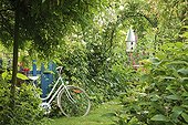 Cycling on the gate and birdhouse Le jardin des Lianes ; Le jardin des lianes