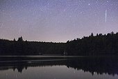 Meteor shower of the Geminid ; During the meteor shower of the Geminid of December 14, 2009, in just over half an hour, dozens of meteors scratch the sky. Note the presence of 3 sporadic meteors (that is to say they do not belong to a swarm of shooting stars).