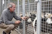 Jacques Laffite visiting Paris SPA Temporary Refuge ; Friday 1 October 2010 in Paris, the SPA wants to raise awareness by planting gardens in the heart of the Trocadero temporary refuge.