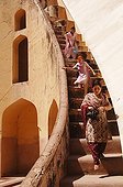 Women in the stairwell of the observatory Jantar Mantar India ; Jantar Mantar. The maharaja Jai Singh II decided to built this astronomical observatory (1728-1733) with giants instruments in order to change the calendar.