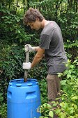 Burdock manure making in a kitchen ; Rich in potassium hydroxide, the burdock maybe soaked as the stinging nettle to produce a fertilizer favorable to vegetables, to rosebushes and to fruits. Diluted in 5 %, in spraying, it helps to fight against the mildew.