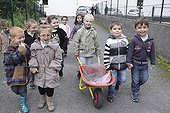 Search pinecones - A School of Biodiversity ; Project implemented by the Champagne Ardenne region to sensitize children to school on Biodiversity.<br>The AFPAN Green Gold is involved in this project for regional photographers working on this project.