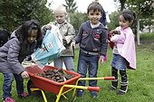 Search pinecones - A School of Biodiversity ; Project implemented by the Champagne Ardenne region to sensitize children to school on Biodiversity.<br>The AFPAN Green Gold is involved in this project for regional photographers working on this project.