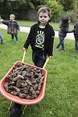 Search pinecones - A School of Biodiversity ; Project implemented by the Champagne Ardenne region to sensitize children to school on Biodiversity.<br>The AFPAN Green Gold is involved in this project for regional photographers working on this project.