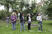 Manufacturing hotel insect - A School of Biodiversity  ; Project implemented by the Champagne Ardenne region to sensitize children to school on Biodiversity.<br>The AFPAN Green Gold is involved in this project for regional photographers working on this project.