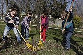Collecting leaves - A School of Biodiversity  ; Project implemented by the Champagne Ardenne region to sensitize children to school on Biodiversity.<br>The AFPAN Green Gold is involved in this project for regional photographers working on this project.
