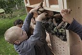 Manufacturing hotel insect - A School of Biodiversity  ; Project implemented by the Champagne Ardenne region to sensitize children to school on Biodiversity.<br>The AFPAN Green Gold is involved in this project for regional photographers working on this project.