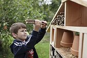 Manufacturing hotel insect - A School of Biodiversity  ; Project implemented by the Champagne Ardenne region to sensitize children to school on Biodiversity.<br>The AFPAN Green Gold is involved in this project for regional photographers working on this project.