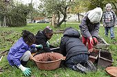 Planting in pots - A School of Biodiversity ; Project implemented by the Champagne Ardenne region to sensitize children to school on Biodiversity.<br>The AFPAN Green Gold is involved in this project for regional photographers working on this project.