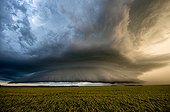 Supercell over the countryside - France ; Mesocyclone<br>Second supercell of the day which is accompanied by a single cover architecture and rarely observed in France. This violent storm accompanied by strong winds and large hail over 7 cm in Eure et Loir and 10 cm when he touched the north of the Paris region in dusk.