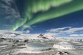 Aurore boréale sur lac glaciaire en hiver - Islande