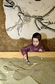 Girl digging sand and dinosaur skeleton - DinoZoo France ; 6 years old girl