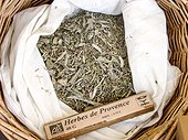 Plante sèche (Herbes de Provence) pour infusion avec son nom dans un panier