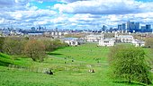 Park of Greenwich Park, a UNESCO World Heritage Site, thanks to the Royal Greenwich Observatory, starting point of the prime meridian. At the bottom, the business district of Canary Wharf, second financial center of the city after the City. In the center are the buildings of the maritime museum. Greenwich, London, United Kingdom