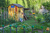 Cabane et coin détente dans un jardin potager en juin, Provence, France