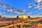 Sunrise, mesas West Mitten Butte, East Mitten Butte, Merrick Butte, Scenic Drive, Monument Valley, Monument Valley,, Navajo Tribal Park, Navajo Nation, Arizona, Utah, USA, North America