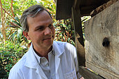 Raphael Calderon in the laboratory of the Cinat studies a piece of brood before carrying out pathological analyses. The Centre of Investigation in to Tropical Apiculture (CINAT) of Costa Rica also develops communications with the general public about the stingless bee, trains beekeepers and proposes analyses of honey and bees at minimum cost to the beekeepers. The tropical world of stingless bees