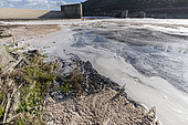 Pollution due aux rejets d'usines de fabrication de papier dans le fleuve Tage, barrage d'Abrantes, Portugal