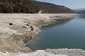 Baisse du niveau d'eau du lac de Vouglans en octobre 2018 suite à une sécheresse importante dans le Jura, France